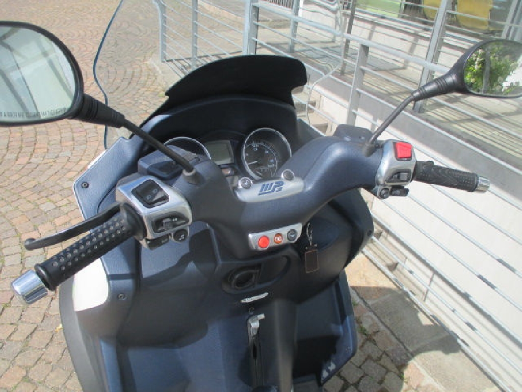 PIAGGIO MP3 300  2012 photo 2