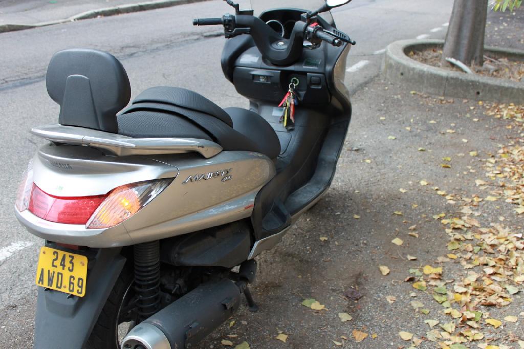 YAMAHA Majesty 400  2004 photo 3