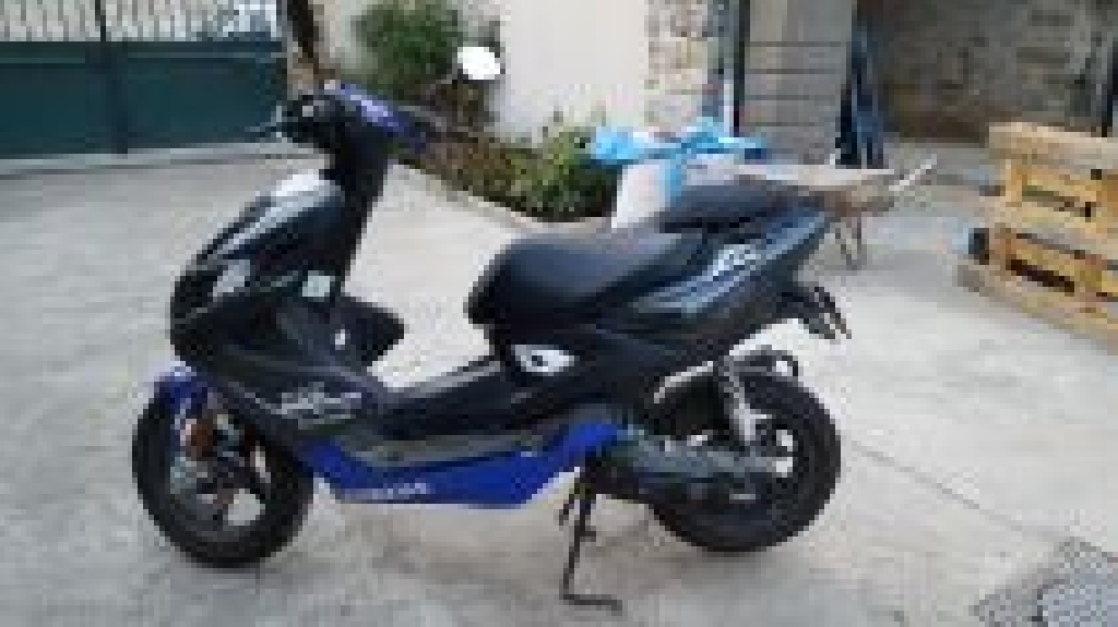 YAMAHA Aerox 50 bleu/blanc 2015 photo 2