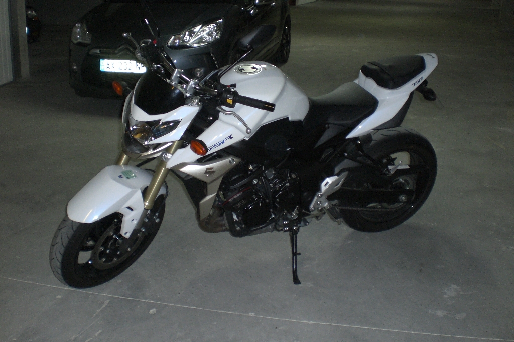 SUZUKI GSR 750  2011 photo 2