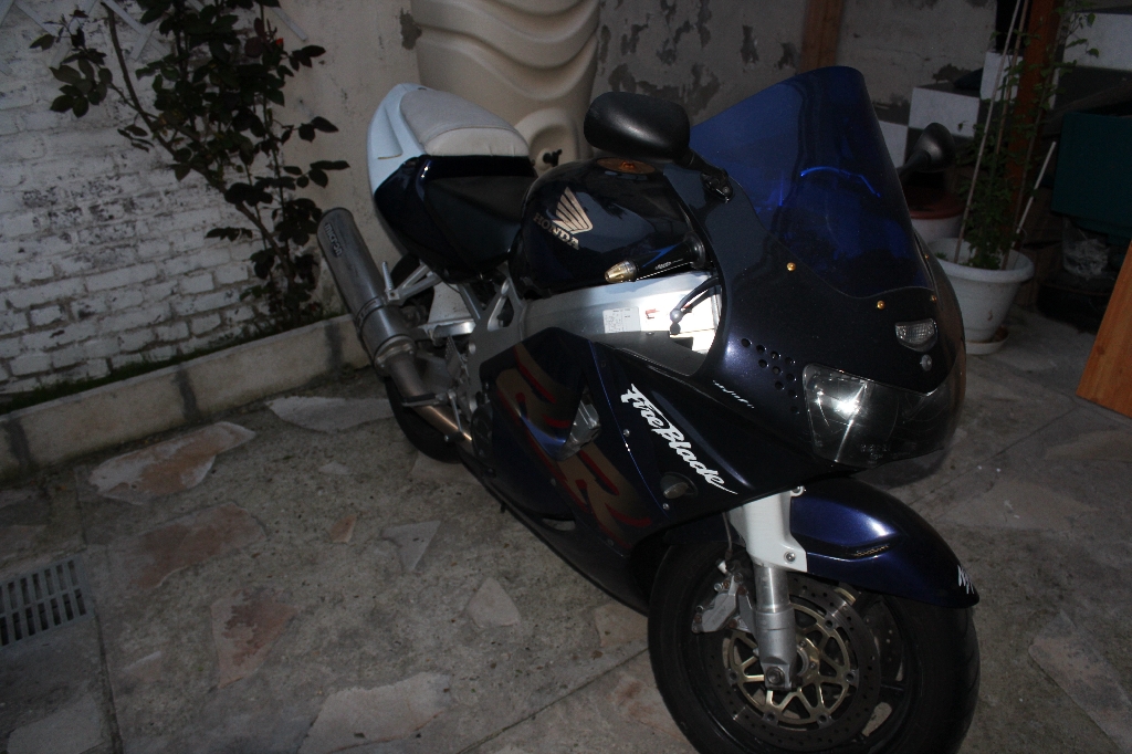 HONDA CBR 900  1999 photo 2