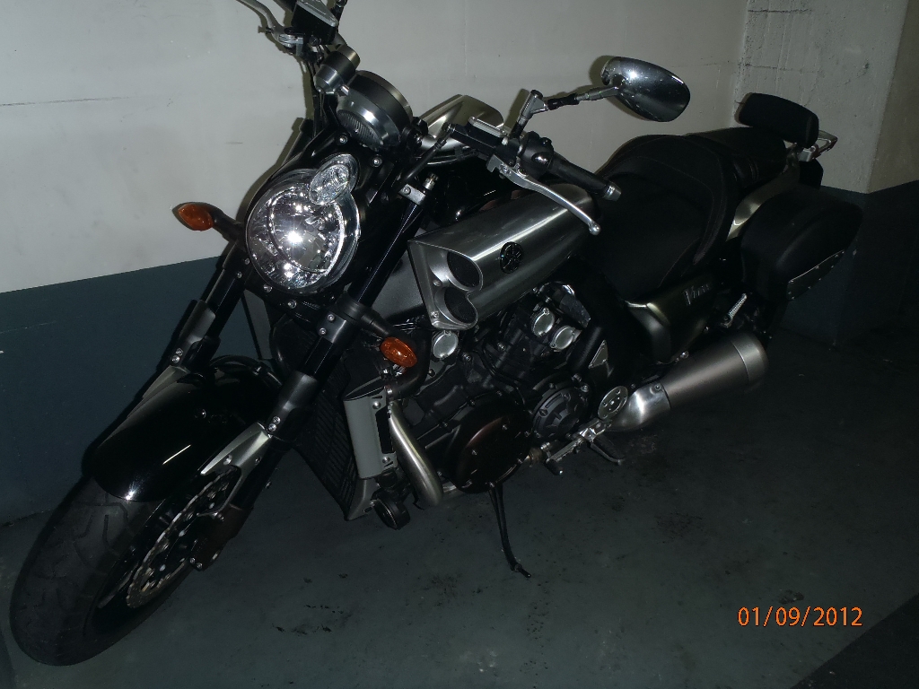 YAMAHA VMAX 1700  2009 photo 2