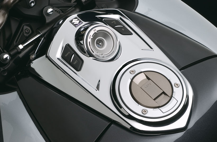 SUZUKI B-King  2011 photo 10