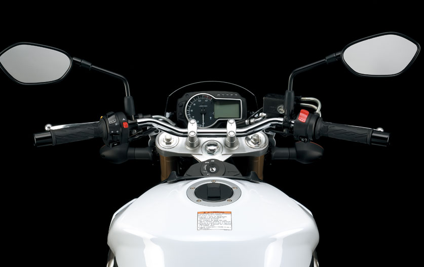 SUZUKI GSR 750  2011 photo 8